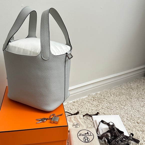 HERMÈS Clemence Picotin Lock 18 BLEU PALE - Picture 3 of 6